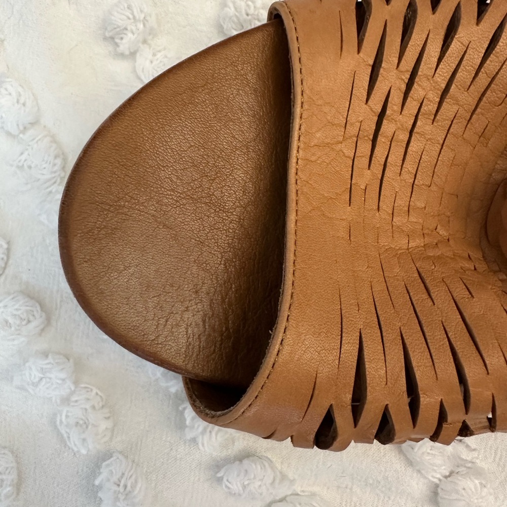 Bueno Lacey Leather Cutout Mid-Heel Sandal - Picture 5 of 6